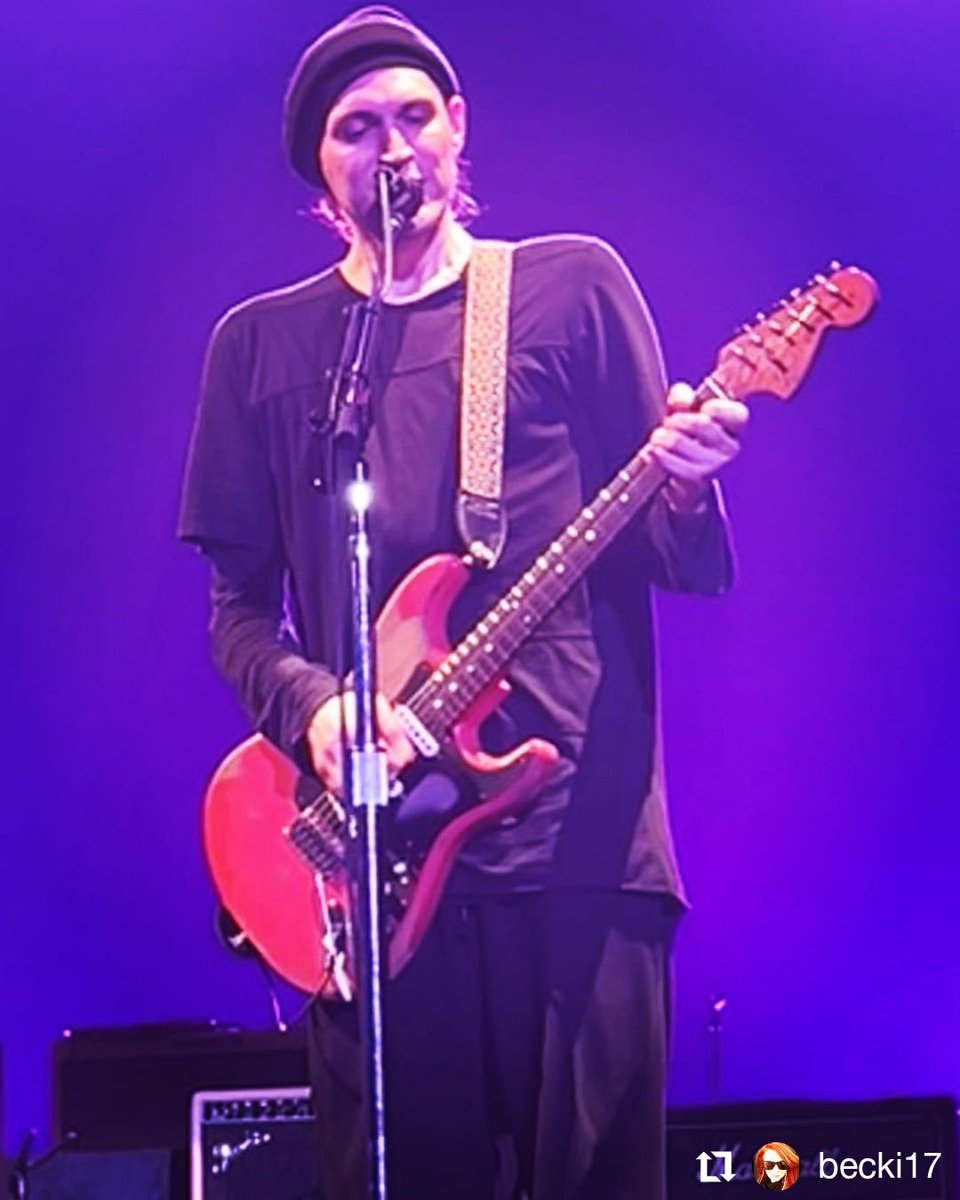 JKlinghoffermx's tweet photo. Mañana en Quebec, Canadá, el comienzo de la gira por Norteamérica de #pearljam con #pluralone abriendo los shows ❤️🎶
Tal vez también lo acompañen Stone y Jeff 🤗
Esperemos transmisión de @Pluralone1
📷 @ becki17 @ bigbillhaywood #joshkinghoffer #jeffament #stonegossard https://t.co/yNI81ti9iL