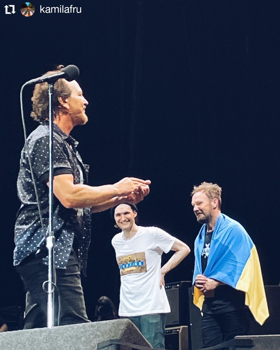 JKlinghoffermx's tweet photo. Mañana en Quebec, Canadá, el comienzo de la gira por Norteamérica de #pearljam con #pluralone abriendo los shows ❤️🎶
Tal vez también lo acompañen Stone y Jeff 🤗
Esperemos transmisión de @Pluralone1
📷 @ becki17 @ bigbillhaywood #joshkinghoffer #jeffament #stonegossard https://t.co/yNI81ti9iL