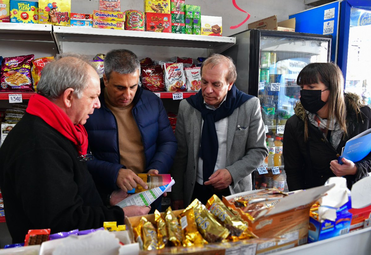 SecTrabajoAR's tweet photo. 📍Recorrimos #Banfield para realizar un operativo de difusión de los programas #FomentarEmpleo y #TeSumo en los comercios de la zona.
Estuvieron presentes la Cámara de Comercio, la subdelegación de #LomasDeZamora y el jefe de la AT, Miguel Briscas https://t.co/m5qIwgo0dn