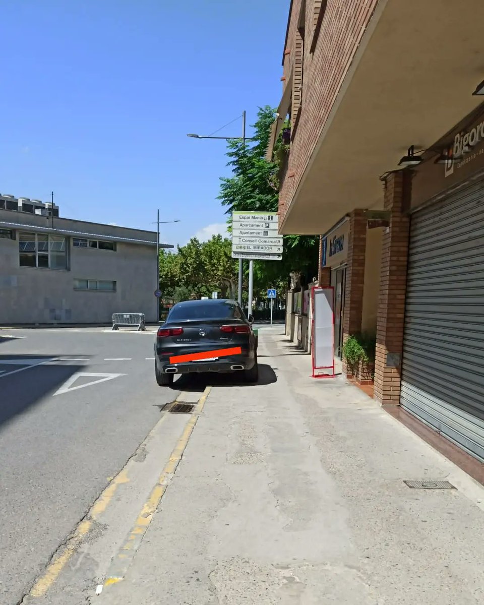 Queda clar: si no es troba estacionament a les Borges és perquè no es vol. Perquè d'espai, n'hi ha tant com se'n vulgui. Només cal una mica d'imaginació, i de seguida acabes pensant que tot el carrer és un gran pàrquing al teu servei.