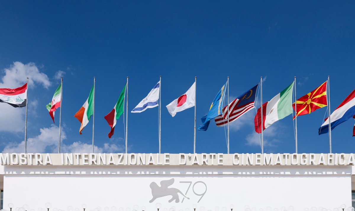 #BiennaleCinema2022 #Venezia79 inaugura oggi con il film di apertura #WhiteNoise di #NoahBaumbach, con #AdamDriver e #GretaGerwig. La Cerimonia di apertura sarà condotta dalla madrina <a href="/RocioMMorales/">Rocío Muñoz Morales</a>. Guarda la diretta → bit.ly/Venezia79_Stre…