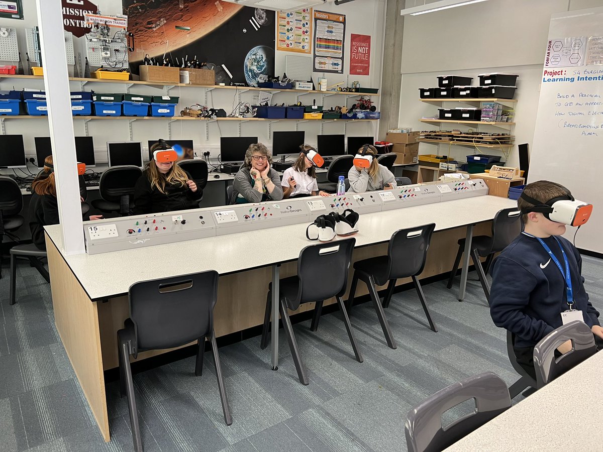 FATech_Ed's tweet photo. Hub 3 discussing health/safety and identifying risks after a visit to the @classvr #advantisworld construction site #FORsafety #FORresponsible_Citizens #RespectandIntegrity https://t.co/GOGKYOC9WV