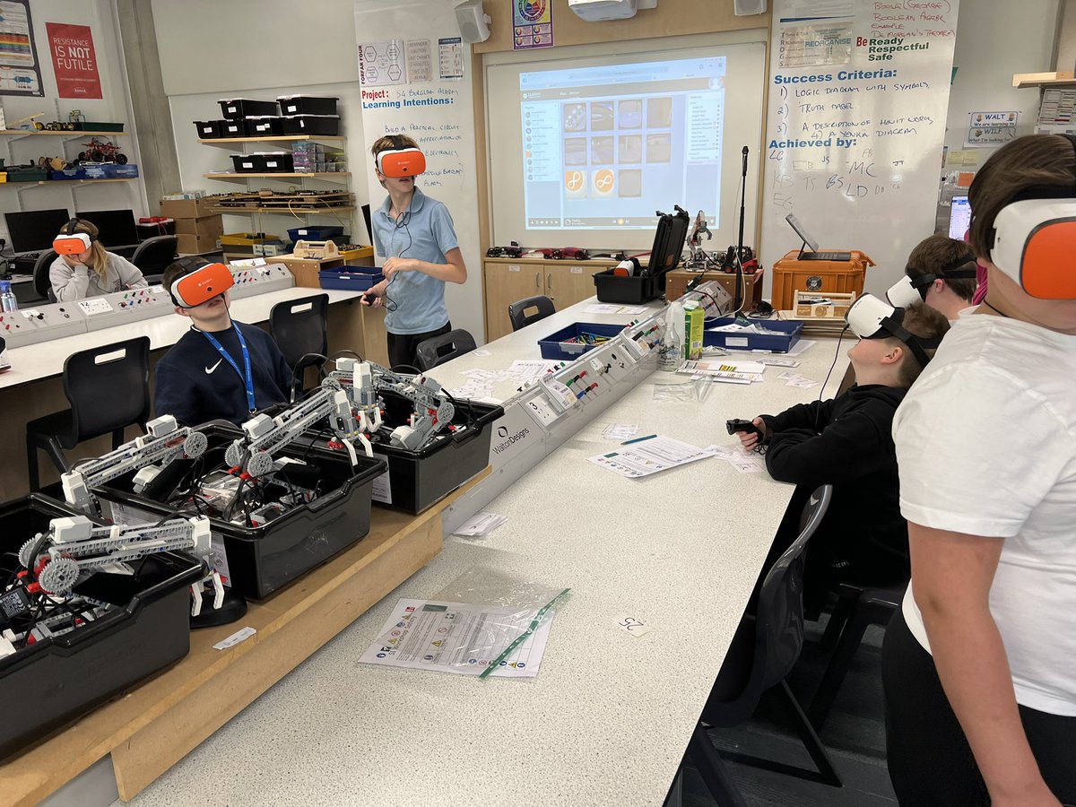 FATech_Ed's tweet photo. Hub 3 discussing health/safety and identifying risks after a visit to the @classvr #advantisworld construction site #FORsafety #FORresponsible_Citizens #RespectandIntegrity https://t.co/GOGKYOC9WV