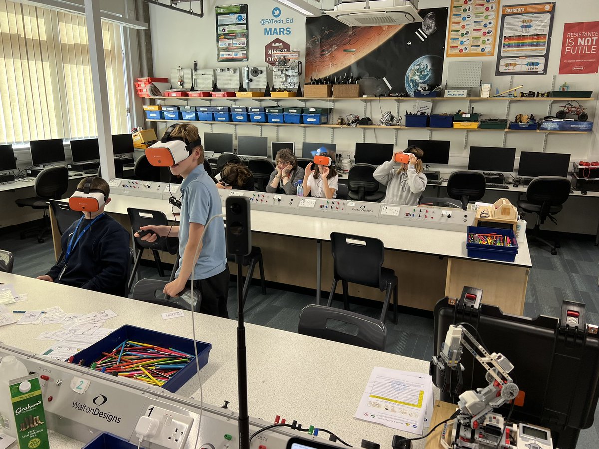 FATech_Ed's tweet photo. Hub 3 discussing health/safety and identifying risks after a visit to the @classvr #advantisworld construction site #FORsafety #FORresponsible_Citizens #RespectandIntegrity https://t.co/GOGKYOC9WV