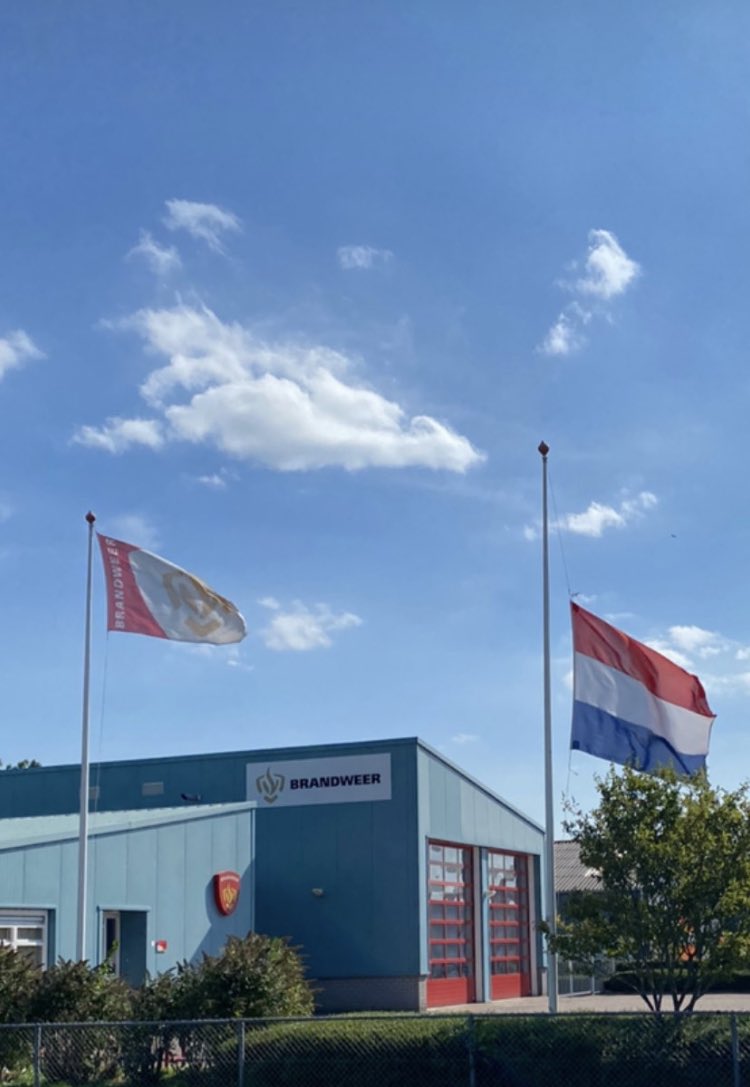 Uit respect en medeleven voor de nabestaanden en betrokkenen hangt ook bij ons de vlag halfstok