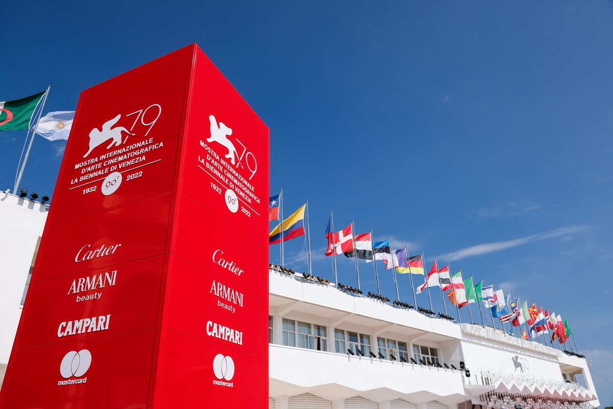 #BiennaleCinema2022 #Venezia79 inaugurates tonight with the Opening Film <a href="/whitenoisefilm/">White Noise Film</a> by #NoahBaumbach, with #AdamDriver and #GretaGerwig. The Opening Ceremony will be hosted by <a href="/RocioMMorales/">Rocío Muñoz Morales</a>. Watch it live → bit.ly/Streaming_Vene…