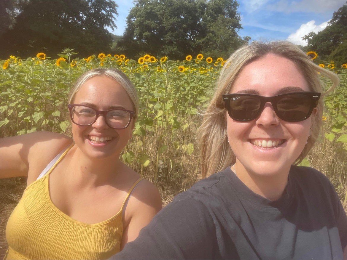 misslightlearns's tweet photo. Miss Ward and I spent the day sunflower picking in the gorgeous sunshine🌻As we near the end of the holidays, we hope you have all had a well deserved break with your family and friends. We’re looking forward to seeing you all on Monday for the new academic term🧡@trellechYearOne https://t.co/6rwLD2RZIQ
