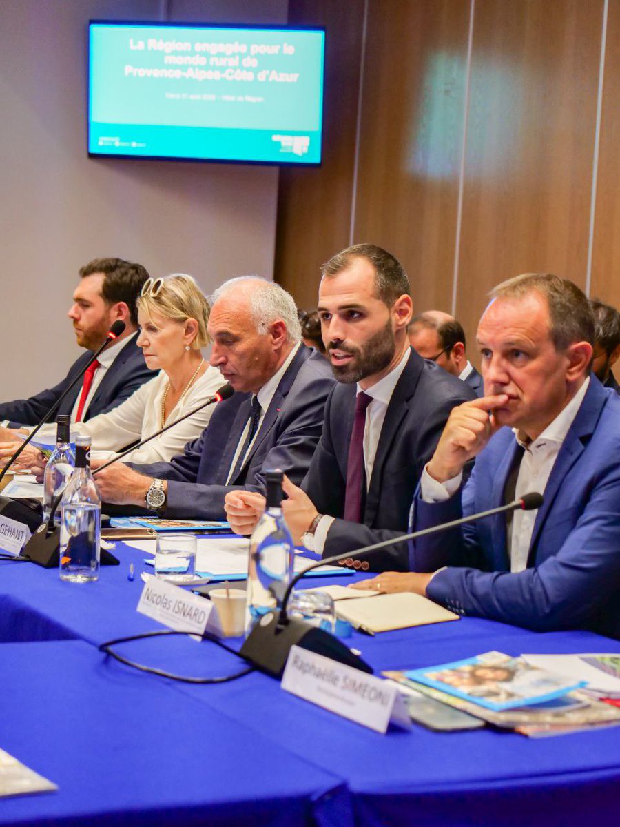 GehantDavid's tweet photo. Ravi d’accueillir au nom de @RenaudMuselier les représentants d’associations d’élus de la #RegionSud pour inventer ensemble le futur de nos territoires. #Dialogue, #proximité et co-construction sont les maîtres mots de notre partenariat avec les élus locaux chers au Président. https://t.co/a9HgNyAo2T