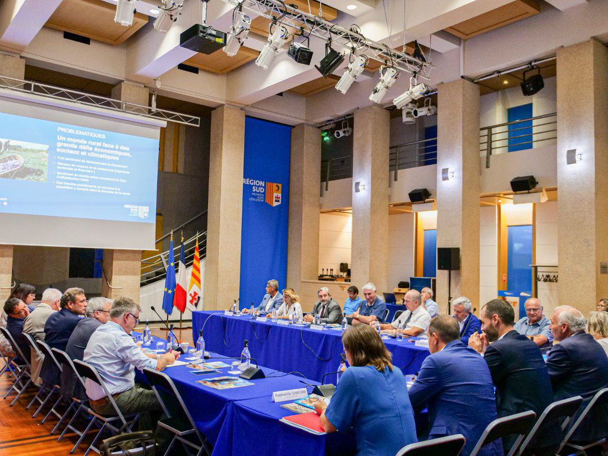 GehantDavid's tweet photo. Ravi d’accueillir au nom de @RenaudMuselier les représentants d’associations d’élus de la #RegionSud pour inventer ensemble le futur de nos territoires. #Dialogue, #proximité et co-construction sont les maîtres mots de notre partenariat avec les élus locaux chers au Président. https://t.co/a9HgNyAo2T