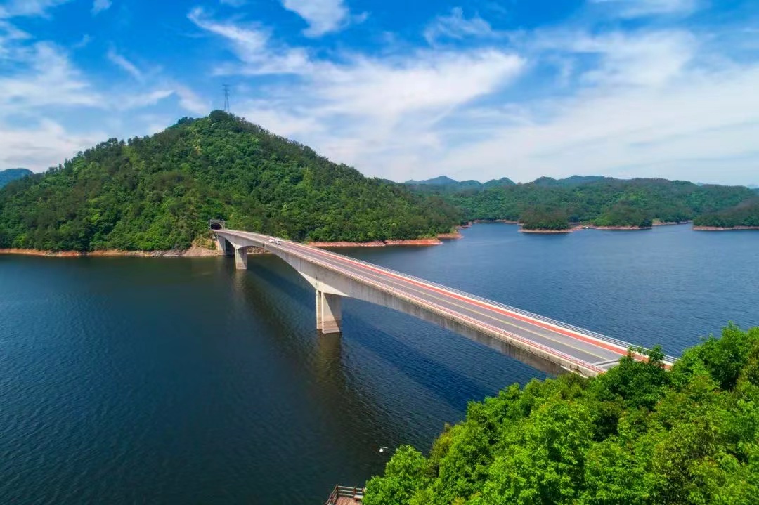 hangzhoufeel's tweet photo. 🚴🚴Chun'an-Kaihua Highway (Chun'an section) in #Hangzhou was recently included in the second group of "National Beautiful Countryside Roads". The road connects the Chunyang Line with a 200-km-long cycling track encircling Qiandao Lake🌊. #VisitHangzhou https://t.co/RaL0vQ4Pvf