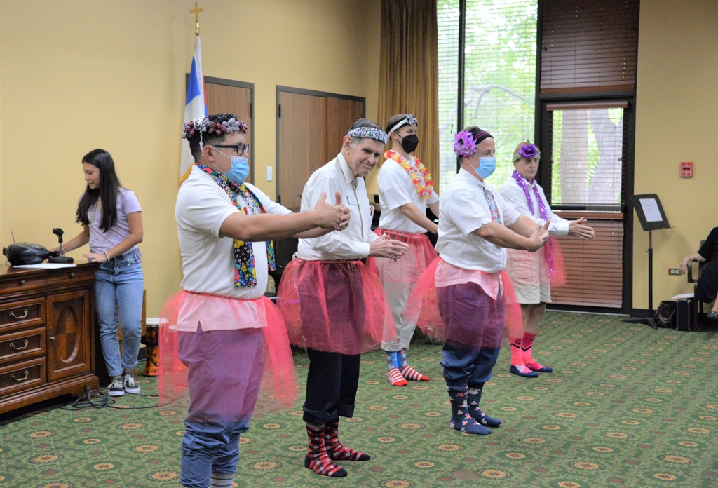 MorningsideM's tweet photo. Our 2022 Meadows #IndependentLivingCommunity #TalentShow was a hit! 🎭️ Complete w/ a variety of acts, including a men's ballet group, musicians, storytellers &amp; more! 😃 TY to all who shared their talents! 

#SeniorLiving #RetirementCommunity #OlderAdults #SeniorCare #latxstrong https://t.co/9UwzMXKFd9