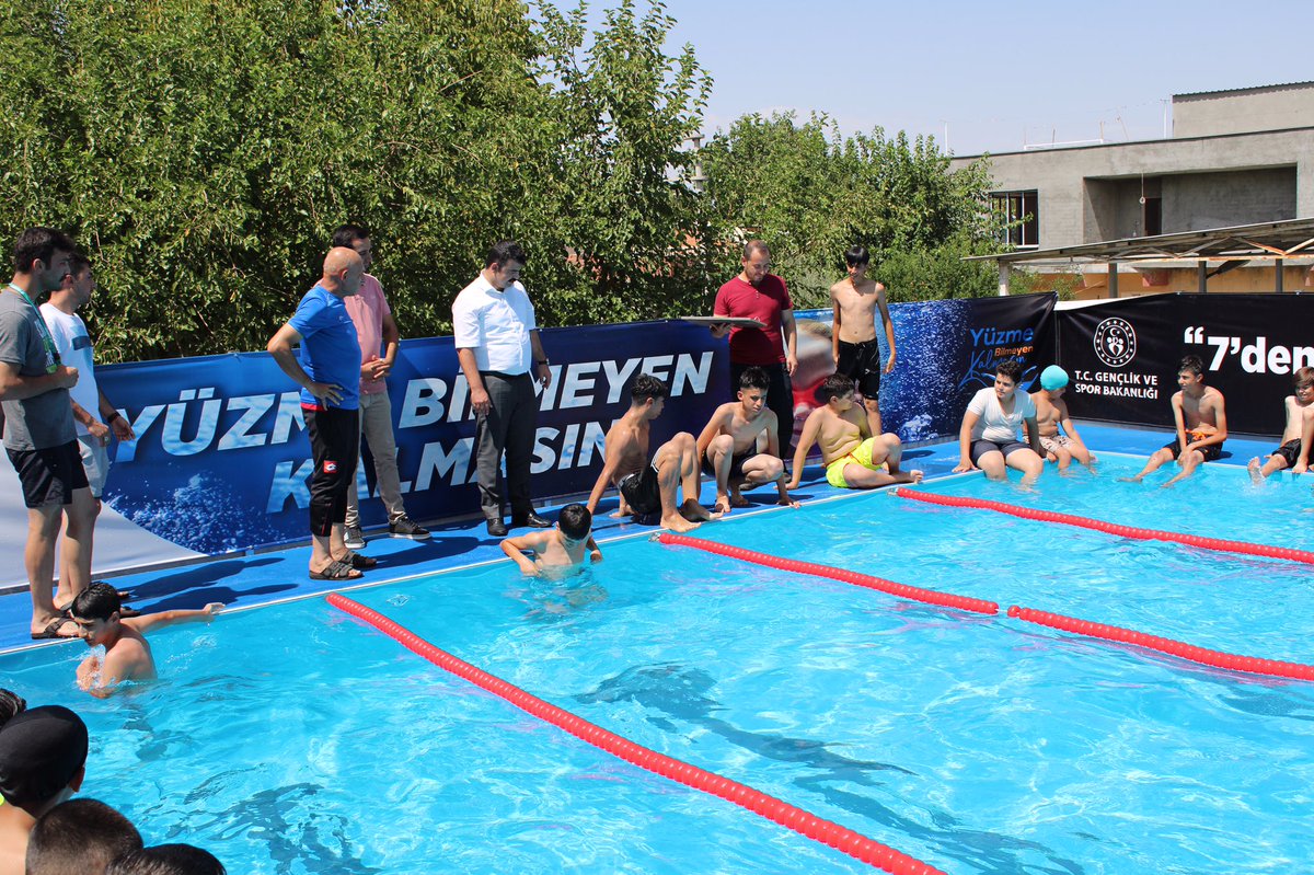 "Yüzme Bilmeyen Kalmasın"projesi kapsamında kurulumu tamamlanan yüzme havuzunun açılışı Hilvan Kaymakamımız Sayın Coşkun DOĞAN’ın katılımlarıyla gerçekleştirilmiş olup ilk yüzme eğitimlerimize başladık🏊

#YüzmeBilmeyenKalmasın 
#GSBGM 
#GSBHİlvanGençlikMerkezi