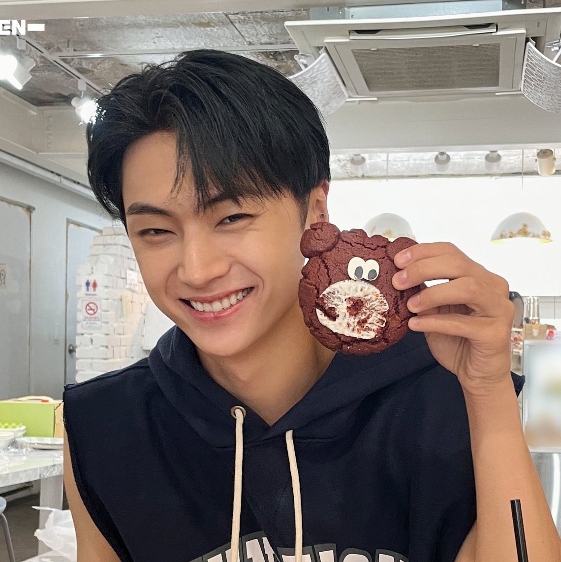 jaywoncoverwhen's tweet photo. jungwon stole the bear's nose https://t.co/aHN2rrxdaj