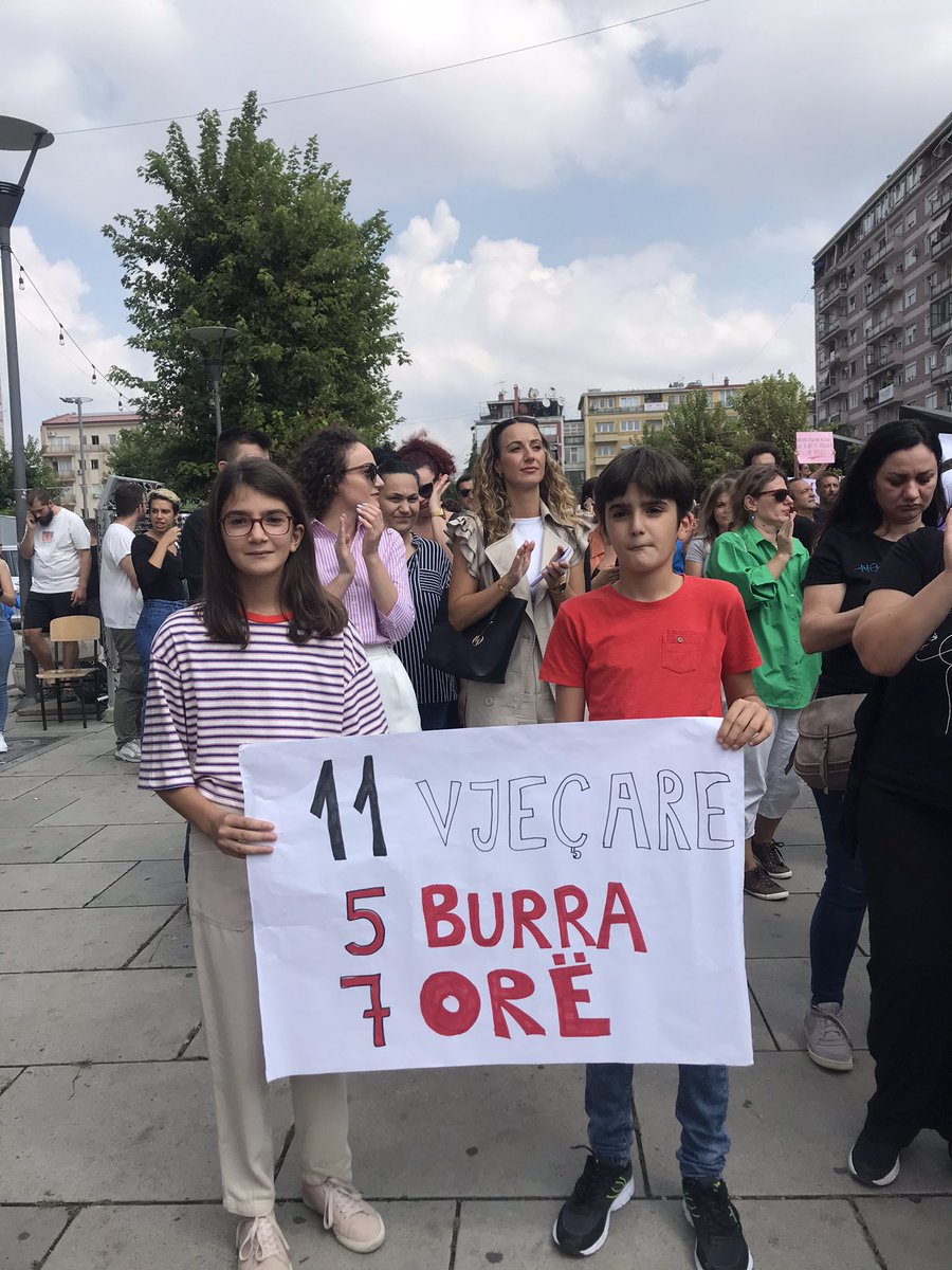GresaStatovci's tweet photo. Kosove, i ke shty dy femije me protestu per bashkemoshataren e tyne duke mbajte mesazh kunder dhunes seksuale. A ka dicka ma te keqe? https://t.co/czqpUYg7Si