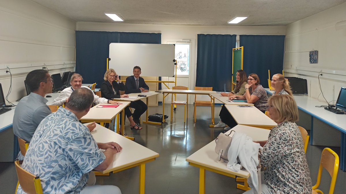 Le recteur s'est rendu auprès d'enseignants des trois départements de l'<a href="/AcCreteil/">Académie de Créteil</a> : élémentaire Lavoisier à Émerainville (77), clg Jacques-Prévert à Noisy-le-Grand (93) et lycée pro. Gourdou-Leseurre à Saint-Maur-des-Fossés (94), pour échanger avec eux avant la #RentreeScolaire.