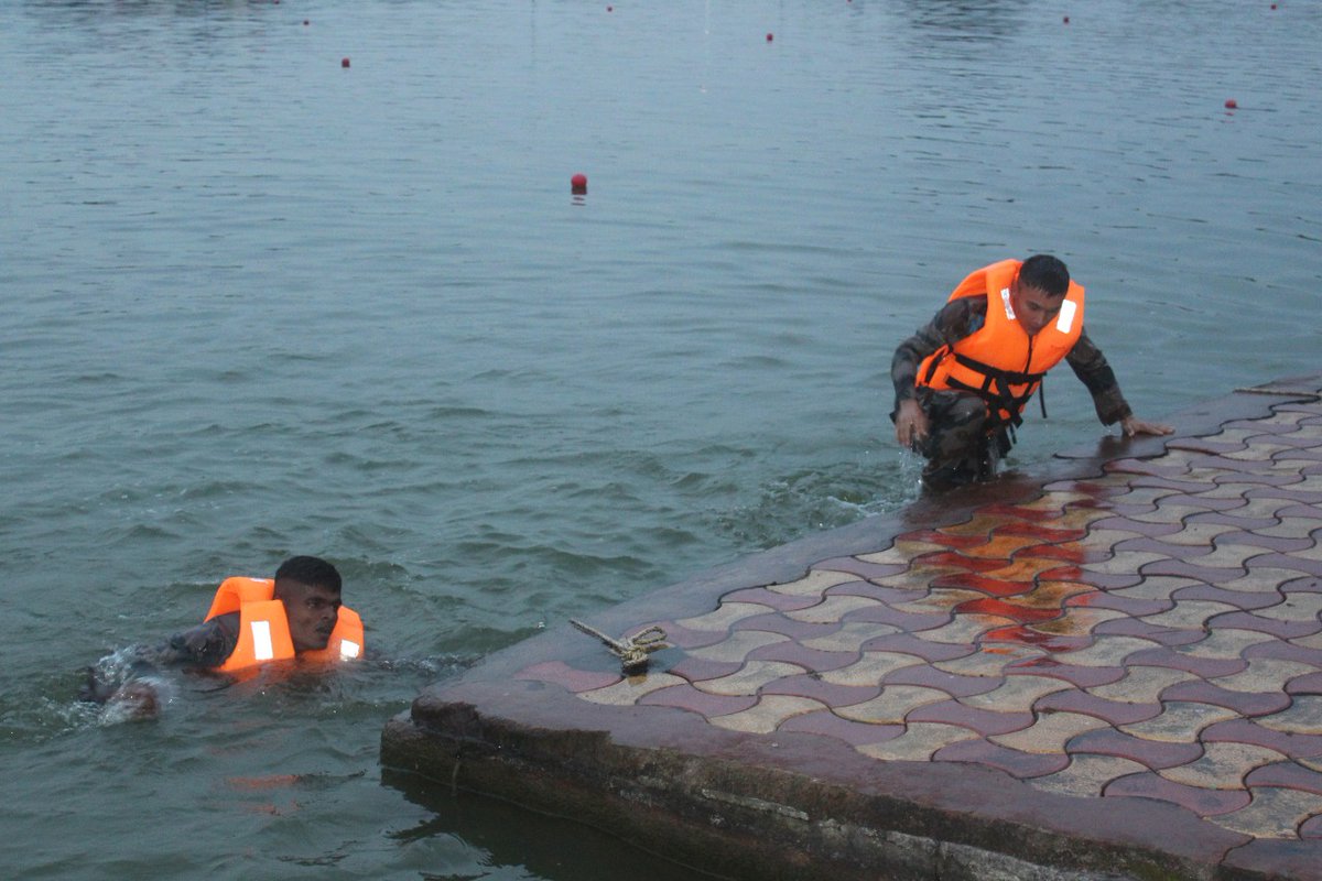 artrac_ia's tweet photo. Gentlemen Cadets of #TES 40 Course of #CTW #CMEPune participated in the Titan of the Course Competition. The gruelling event saw them swim across the Rowing Channel, cycle 20 Km & run 13 Km with battle loads - a display of commendable physical endurance, grit & resilience.
@adgpi https://t.co/EItfROwlnn