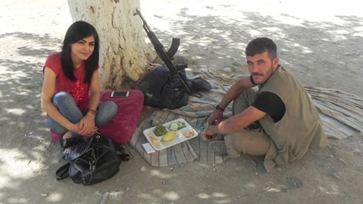 yzbprice_'s tweet photo. Diyarbakır'daki barikat önünde poz verenler arasında olan terörist ile bir hanımefendi fotoğraf çekilmiş. Hanımefendi kim? Silvan Belediye Meclisi Üyesi HDP'li Şifayet Boşatlıoğlu. İki, üç sene önce ifşa edildi... Bu ikinci paylaşımım. https://t.co/WLg4l1qGe5