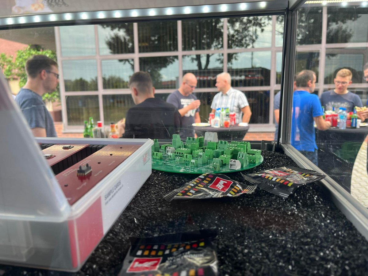 Pol_Eko's tweet photo. Today we were visited by a food truck 🚐 from @WurthElectronic, which has been supplying us with electronic components used in the manufacture of our units for more than 10 years 👌

#polekoaparatura #partnership #wurthelectronic https://t.co/2ZQEXD67ek