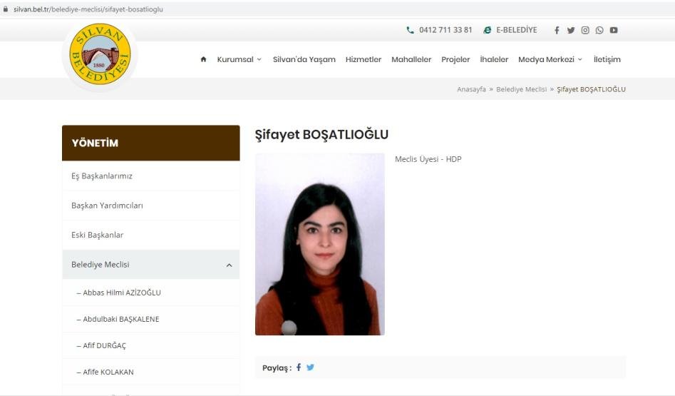 yzbprice_'s tweet photo. Diyarbakır'daki barikat önünde poz verenler arasında olan terörist ile bir hanımefendi fotoğraf çekilmiş. Hanımefendi kim? Silvan Belediye Meclisi Üyesi HDP'li Şifayet Boşatlıoğlu. İki, üç sene önce ifşa edildi... Bu ikinci paylaşımım. https://t.co/WLg4l1qGe5