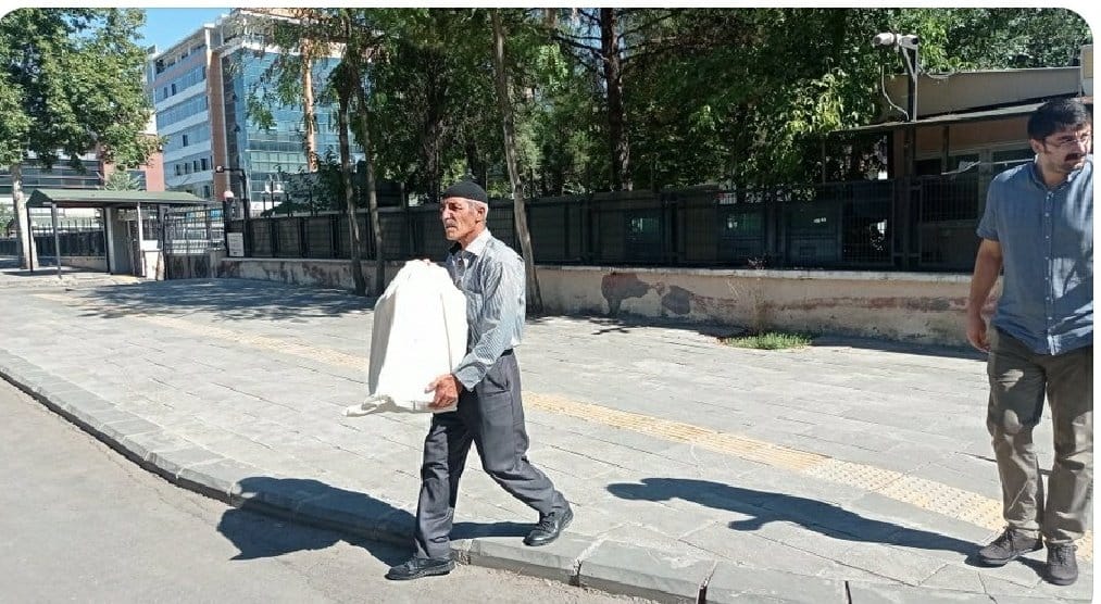 'Oğlumun kemiklerinin olduğu kutuyu verdiklerinde Diyarbakır başıma yıkıldı'

Diyecek söz yok. Bu düzen ya değişecek ya değişecek!