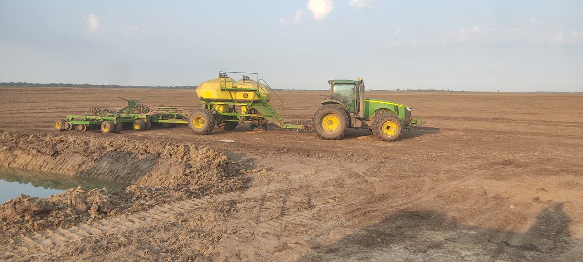 ParlamentoAgro's tweet photo. Inicia la siembra de arroz. Deseamos éxitos a todos los productores. Viva el campo! Viva Paraguay! @caparrozpy https://t.co/7sIztlGA1E