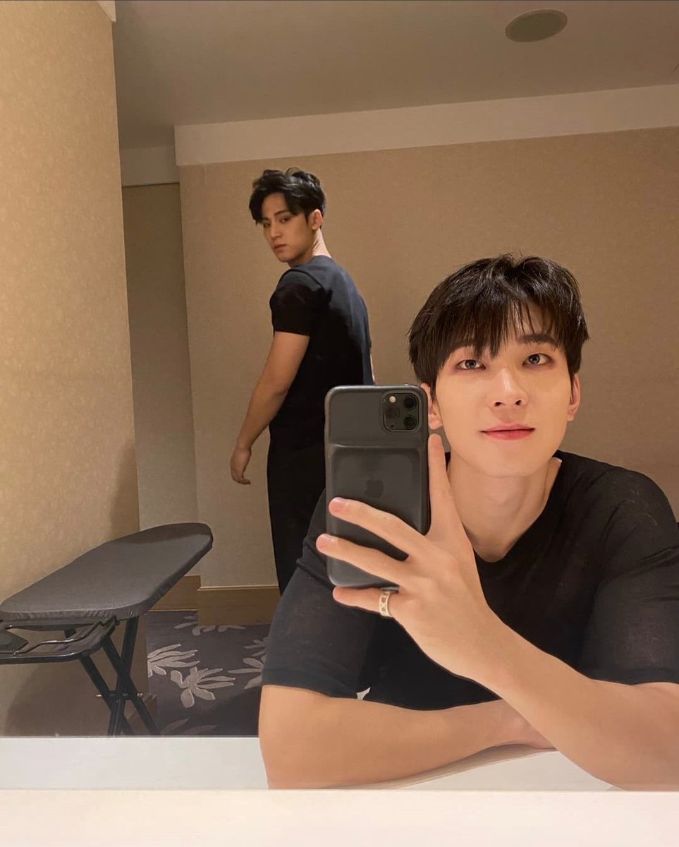 오랜만에 들렀어요~ 동결 걸어놨는데도 안 썰고 품고계셔주셔서 감사..합니다… 진짜 나 울고있음… 심지어..써클에 넣어주신 분들 감사해요… 사랑해요… 꼭 돌아올거에요~! 미넌 게이!!