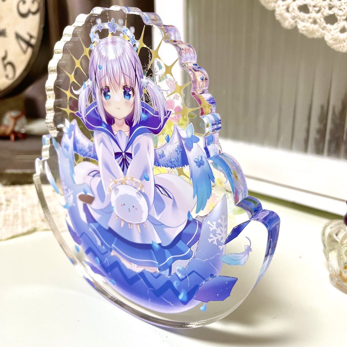 その③
幸せの青い鳥チノちゃんゆらゆらアクリルブロック🕊💎
ラウンドカットしたアクリルブロックがゆらゆら揺れるとっても可愛いグッズです!普段は倒れないように画像3枚目のような台座が付いています。コミケ会場で1番人気だったグッズ✨

🐰 https://t.co/TH7s7tunyH 