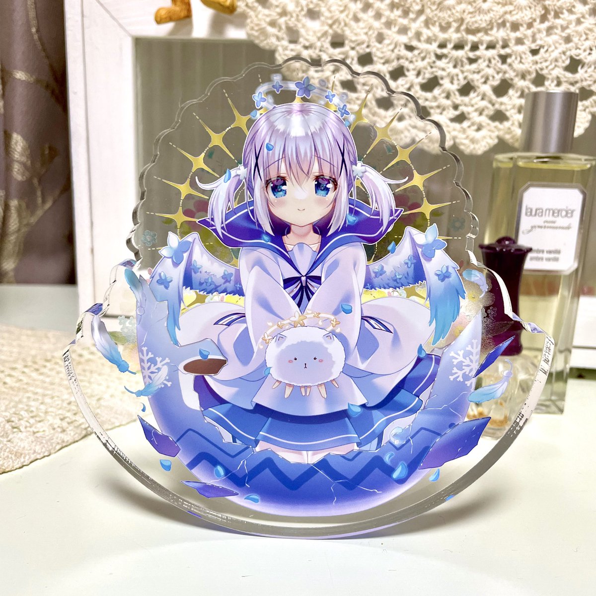 その③
幸せの青い鳥チノちゃんゆらゆらアクリルブロック🕊💎
ラウンドカットしたアクリルブロックがゆらゆら揺れるとっても可愛いグッズです!普段は倒れないように画像3枚目のような台座が付いています。コミケ会場で1番人気だったグッズ✨

🐰 https://t.co/TH7s7tunyH 