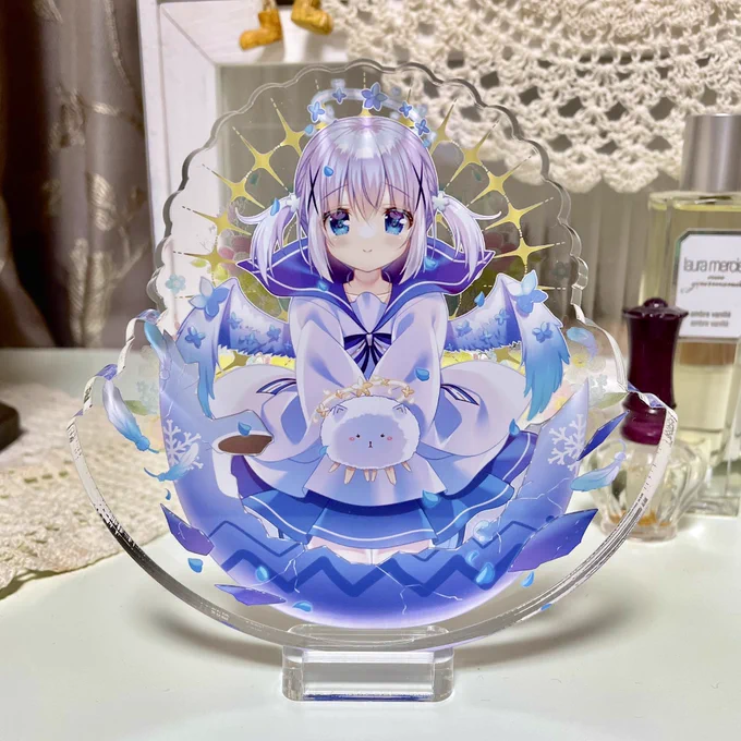 その③
幸せの青い鳥チノちゃんゆらゆらアクリルブロック🕊💎
ラウンドカットしたアクリルブロックがゆらゆら揺れるとっても可愛いグッズです!普段は倒れないように画像3枚目のような台座が付いています。コミケ会場で1番人気だったグッズ✨

🐰 https://t.co/TH7s7tunyH 