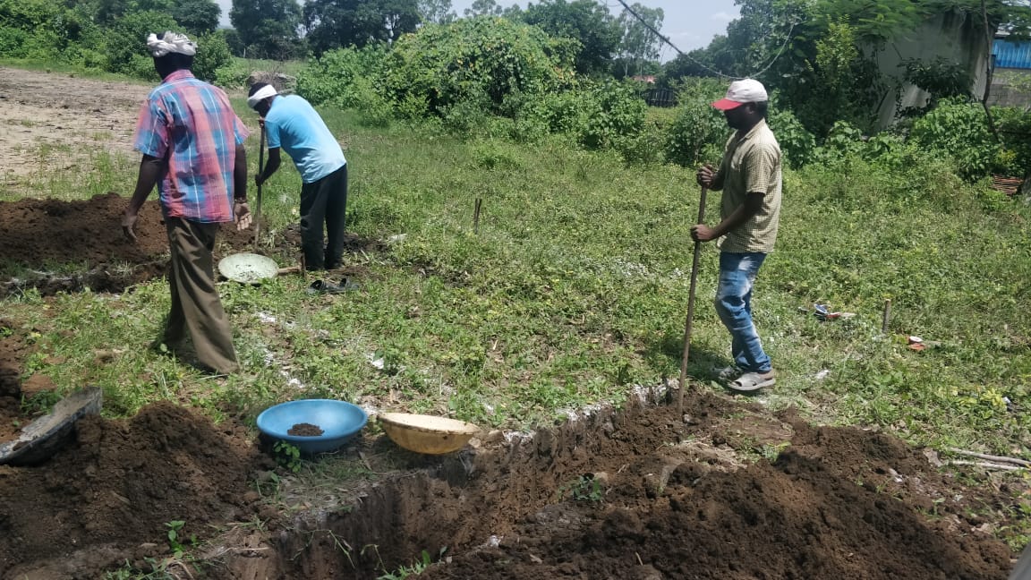 SirajAhmedSheik's tweet photo. Localities trying to occupy the plot near @ Gollet Village - Rebbena Mandal - Asifabad Constituency.

Already Informed to SI, MRO, Surveyor and Sarpanch.

Please do Needful 🙏 @KTRTRS @Collector_KB @aclb_kb @spasifabad @SDPO_ASF_KBM @TelanganaCMO https://t.co/wv1KVMDu5j