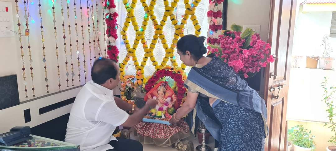RajendraVRaut's tweet photo. आनंदी व भक्तीमय वातावरणात निवासस्थानी आज सकाळी गणरायाचे पूजन करून प्रतिष्ठापना केली.

#गणपती_बाप्पा_मोरया #festivalvibes
#GanpatiBappaMorya #Ganeshotsav2022 https://t.co/rXA9DYbu5U