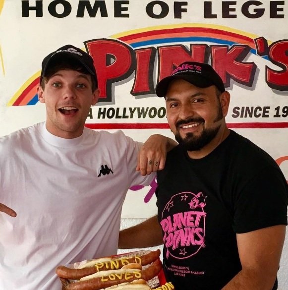 ltthrowbacks's tweet photo. 5 years ago (August 31, 2017) - Louis at Pink's Hot Dogs https://t.co/tk8S2KBXld