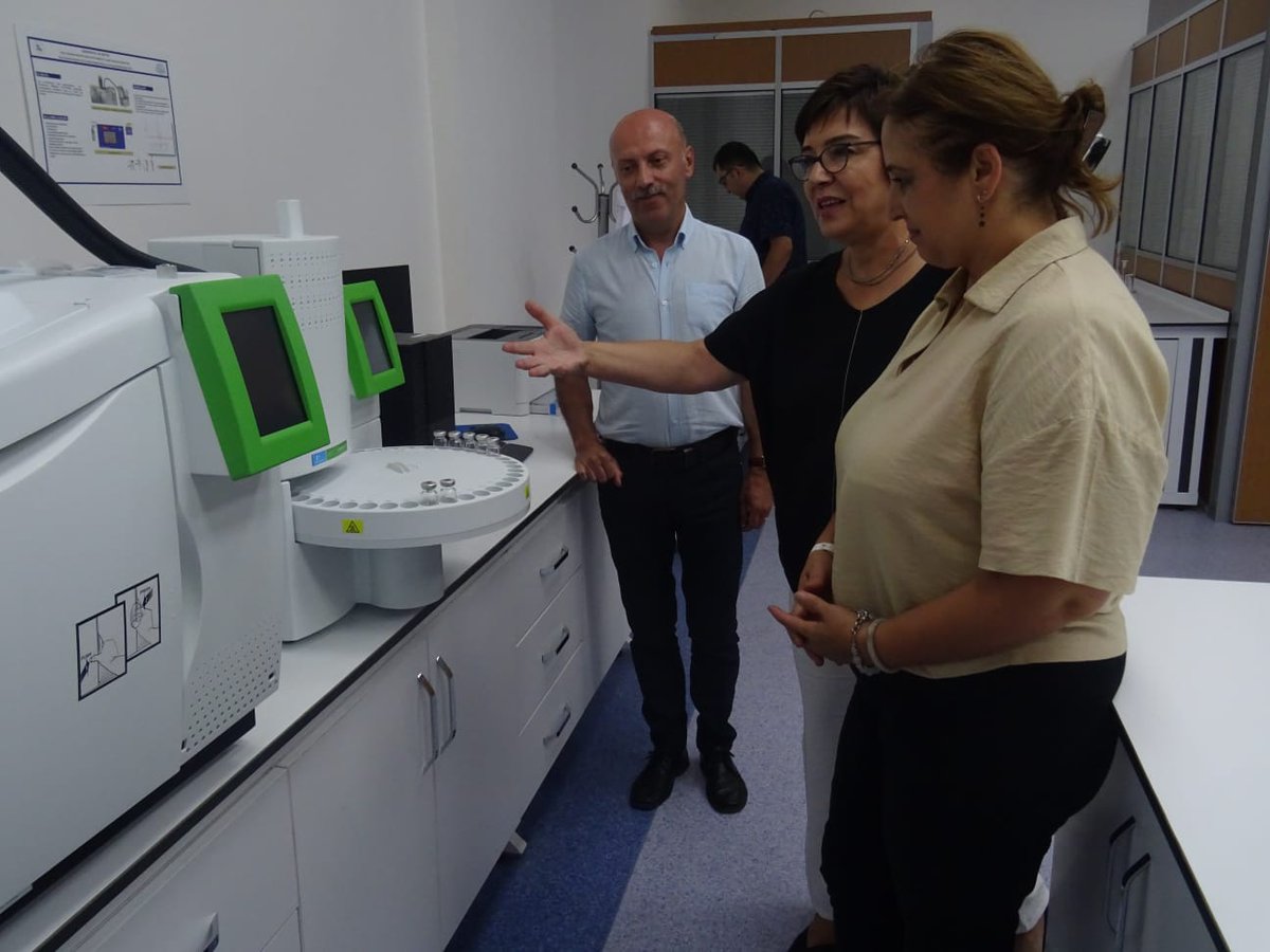 Ege Ormancılık Araştırma Enstitüsü Müdürü Dr. Aydın Çömez ve Yük. Müh. Arzu Yücel'in Merkezimizi ziyaretinde Merkezi Araştırma Laboratuvarı tanıtılarak, ortak ilgi alanımızda bulunan Tıbbi ve Aromatik Bitkiler konusundaki araştırma ve projelerde işbirliği olanaklarını görüşüldü.