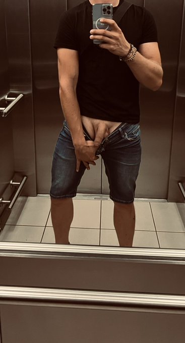 How do you like lift selfies ? ?
Have a nice Wednesday ? https://t.co/D6qp51hCVH