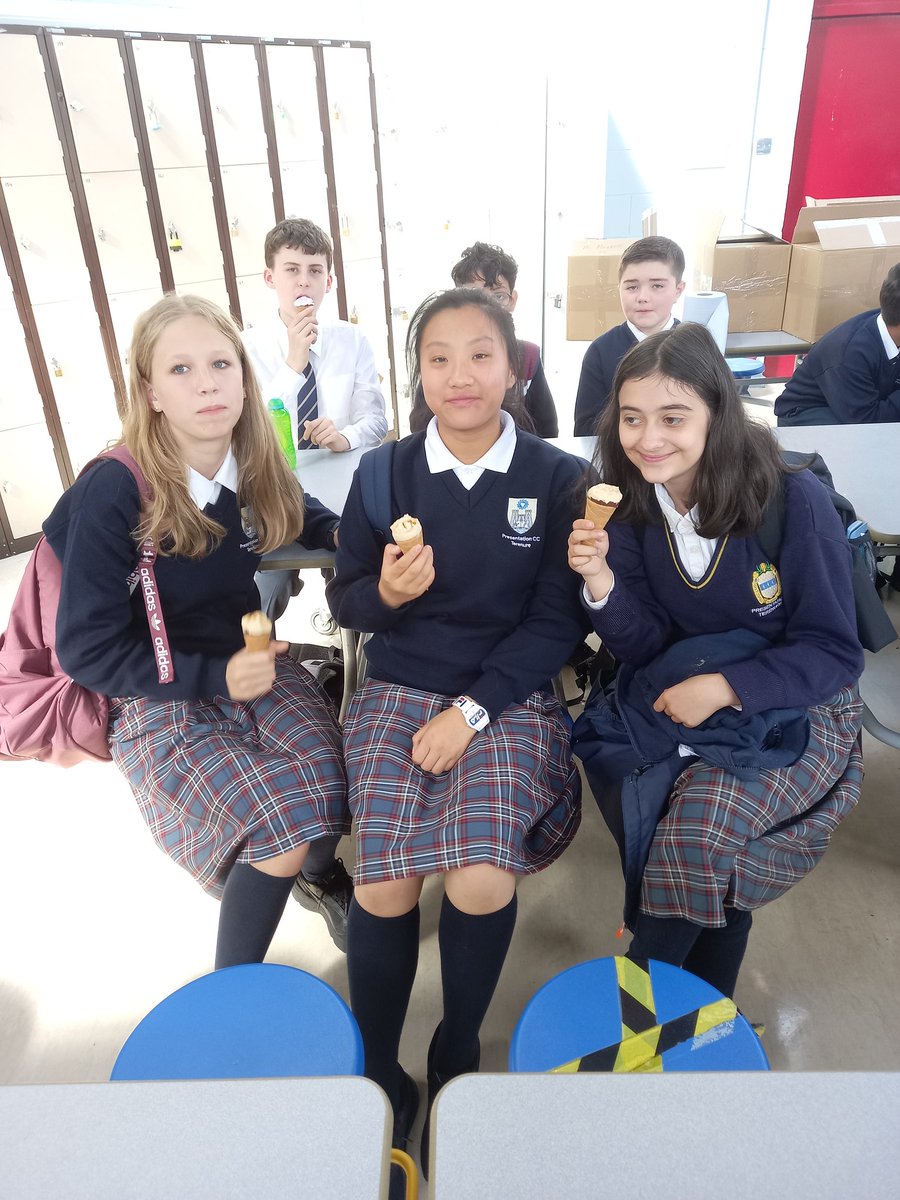 Pres_Terenure's tweet photo. 😊😊Mid-week of 1st year induction and there was an ice cream treat at morning break today 🍦. #SettlingIn #iPadTraining #GettingToKnowYou @CityofDublinETB @presterenure @stjosephsbns https://t.co/93U5NYFcE9