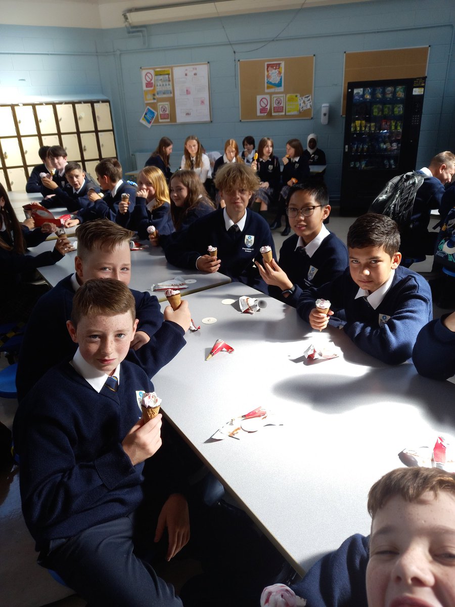 Pres_Terenure's tweet photo. 😊😊Mid-week of 1st year induction and there was an ice cream treat at morning break today 🍦. #SettlingIn #iPadTraining #GettingToKnowYou @CityofDublinETB @presterenure @stjosephsbns https://t.co/93U5NYFcE9