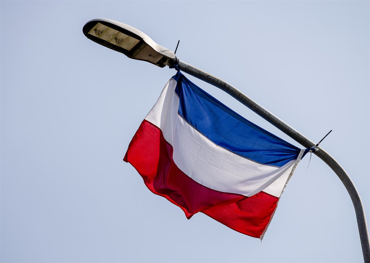 Zo in Villa VdB:
- De <a href="/provfryslan/">Provincie Fryslân</a> geeft boeren nog 2 weken om protestvlaggen weg te halen. 
- In #TerugnaarToen Ferry Maat over het stoppen van zeezenders Veronica &amp; Noordzee.
- En vanaf morgen is Jaws (weer) te zien in de bios. Waarom? Dat weet <a href="/Borisham/">Boris van der Ham</a> van de <a href="/NVBF_branche/">NVBF</a>.