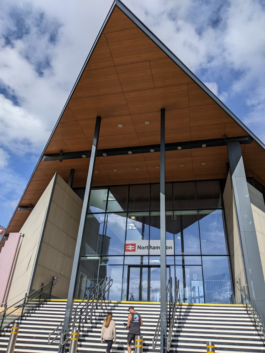 Was it the pigeon lady in Mary Poppins that talks about 'not seeing past the end of your nose'? Yesterday's shoot reminded me of this. A majestic building on my doorstep that I finally took the time to appreciate #thisisnorthants #architecture