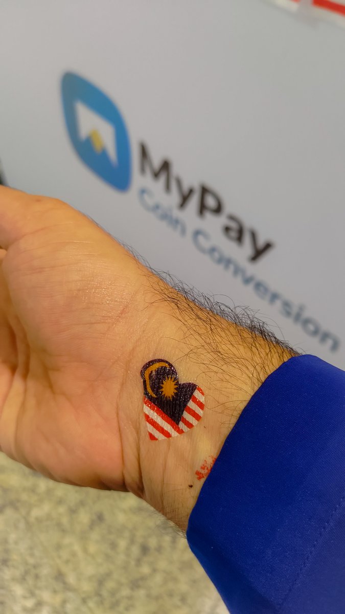saifyakhtar's tweet photo. The best products solve real pains.

This gentleman runs a vending machine business.

He has had issues depositing them at banks. 
@officialmypay comes along; solves a huge pain for him. 

Happy Merdeka 🇲🇾

We 💙 solving for you, the Rakyat.
TQ for the opportunity https://t.co/MR24XpuFwn