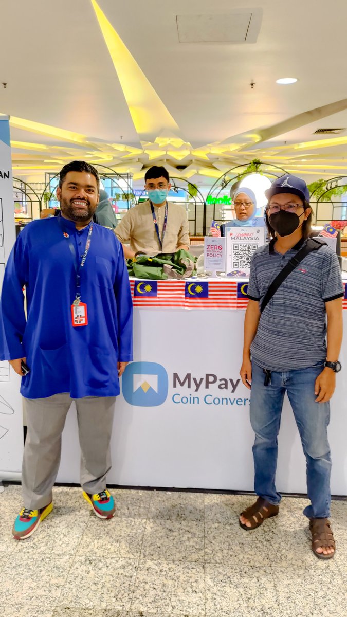 saifyakhtar's tweet photo. The best products solve real pains.

This gentleman runs a vending machine business.

He has had issues depositing them at banks. 
@officialmypay comes along; solves a huge pain for him. 

Happy Merdeka 🇲🇾

We 💙 solving for you, the Rakyat.
TQ for the opportunity https://t.co/MR24XpuFwn