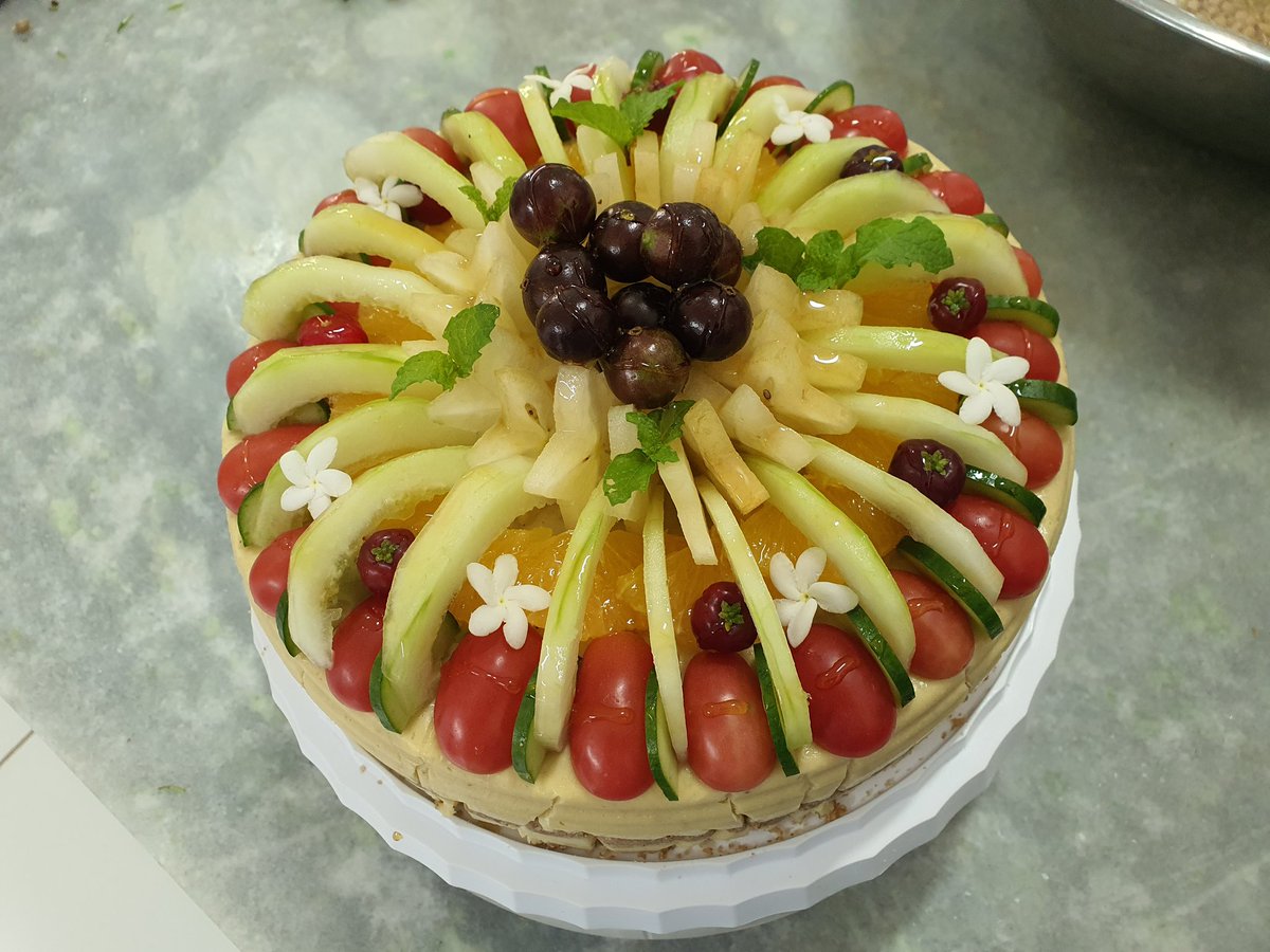 ローフードのケーキ
チーズケーキみたいな味と食感。ココナッツオイルが入るんですよ！