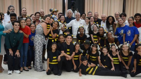 MMarreroCruz's tweet photo. Muchas felicidades a La Colmenita y a su director Tin Cremata por ser merecedores de la Orden Félix Varela de Primer Grado.
Continúen irradiando amor a nuestro pueblo, como siempre lo han hecho. https://t.co/XuvGlEAI3I