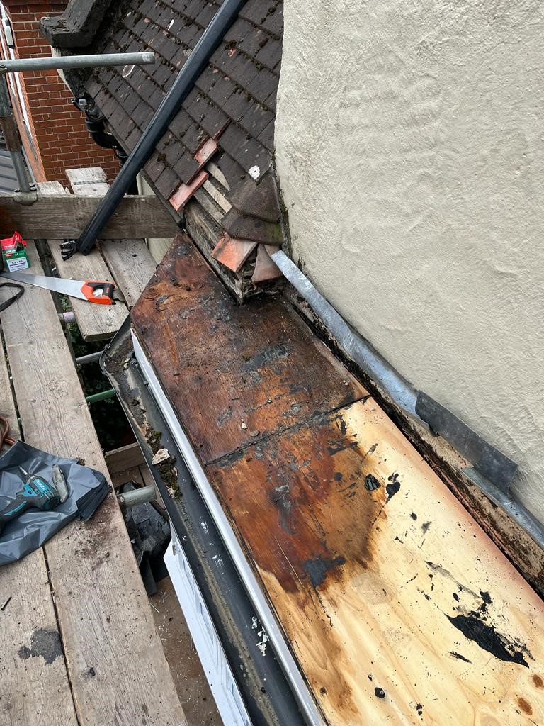 LondonRoofing41's tweet photo. Some photos from a job where we renewed the plywood, installed a new 3 layer felt system & lead flashing. Check out our website to see the roofing services we provide: https://t.co/R8qzfPeXWQ
#londonroofing #felt #leadflashing #leadworks #london #roofing #beforeandafterphotos https://t.co/r7H0T49CsU