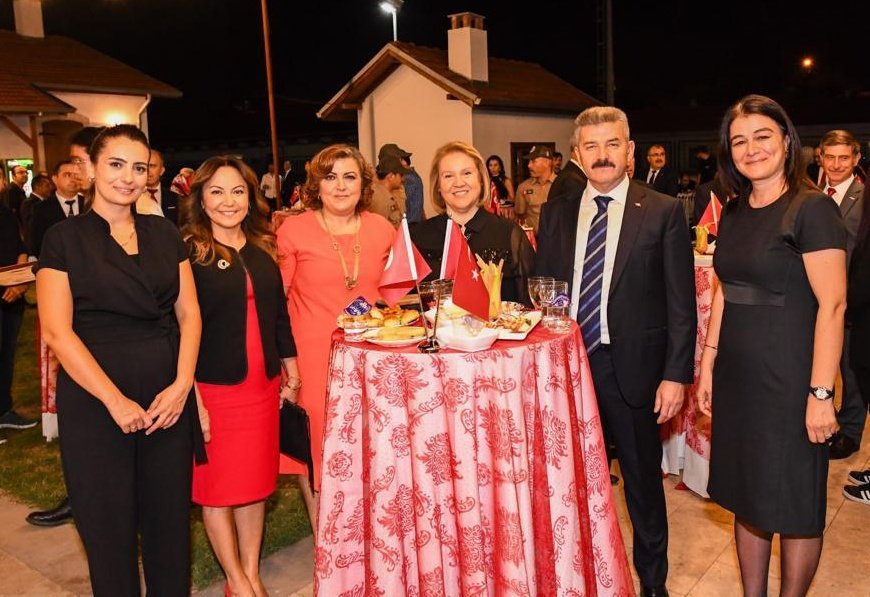 dilekrk's tweet photo. Uşak Valimiz Sayın Turan  ERGÜN'ün himayelerinde gerçekleşen 30 Ağustos Zafer Bayramımızın 100. yıl dönümü resepsiyonuna katıldık.
#30AğustosZaferBayramı
@drturanergun
@mehmetaltay64
@ismailgunes64
@TC_UsakValiligi 
@banazkaymakam
 – Uşak Nüfus Müdürlüğü adlı yerde https://t.co/L2inExiQYX