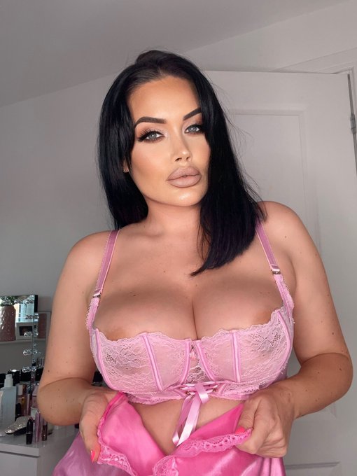 Do I look sweet or sexy? 💖  Make sure you check out my nudes&hellip;link below!! 😜 https://t.co/5HvyisuVcE