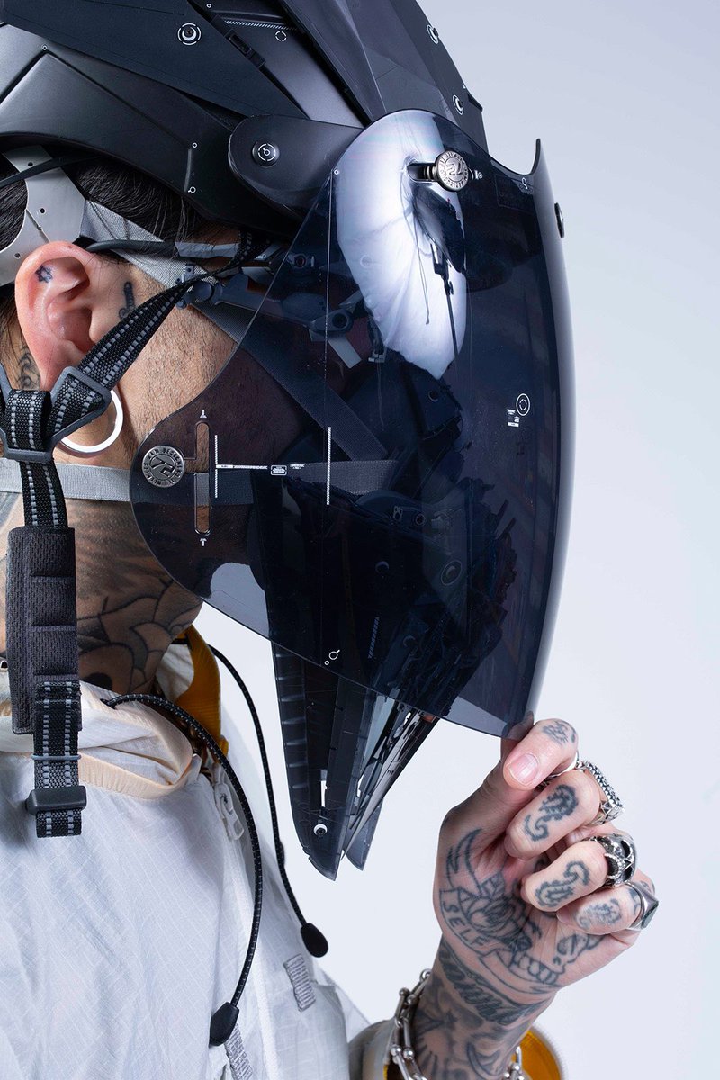avantgardistinc's tweet photo. Japanese artist Hiroto Ikeuchi is most known for his futuristic and mechanic creations with dystopian look. Based in Tokyo he designs masks and tech gadgets which upgrade human bodies with technology. 

 #darktechlook #japanesefashion #fashioncollection #newseason https://t.co/o6RlLzyhCO