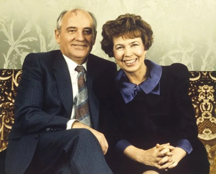 pmarsupia's tweet image. Hoy se publican multitud de obituarios de Gorbachev con puntos de vista muy diferentes sobre su legado. 

Pero hay algo en lo que coinciden tanto admiradores como detractores: su eterno amor por Raisa.

&quot;Una tarde nos dimos la mano y caminamos juntos el resto de la vida&quot;.