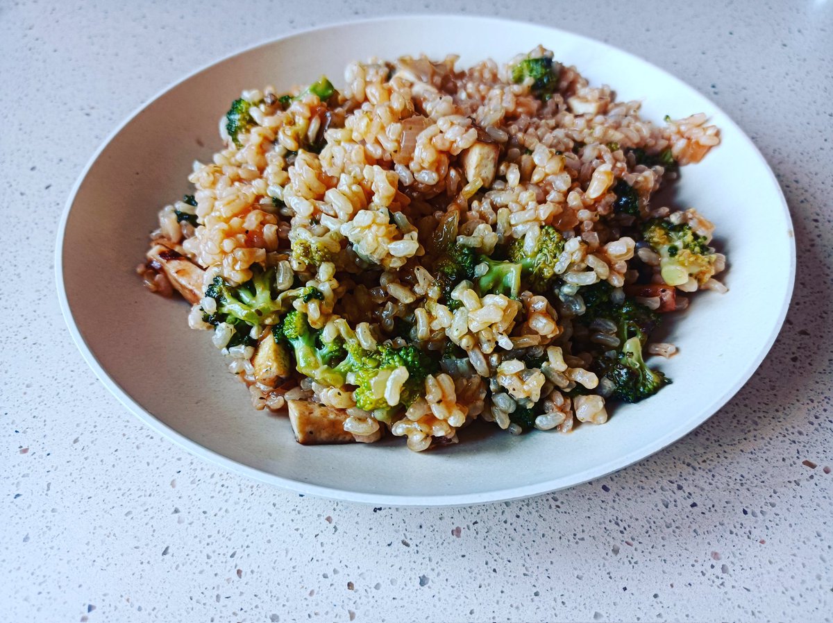 Maria_Mguez's tweet photo. Simple, rápido y rico: arroz integral con brócoli, cebolla, tomate triturado y tofu 💚
#nutricionista #nutricionsaludable #nutricionconsciente #vigo #nutricionistavigo #cambiodehabitos #aprendeacomer #consiguetusmetas #mindfuleating #receta #vegan #veganfood https://t.co/PEWuXdNlXJ