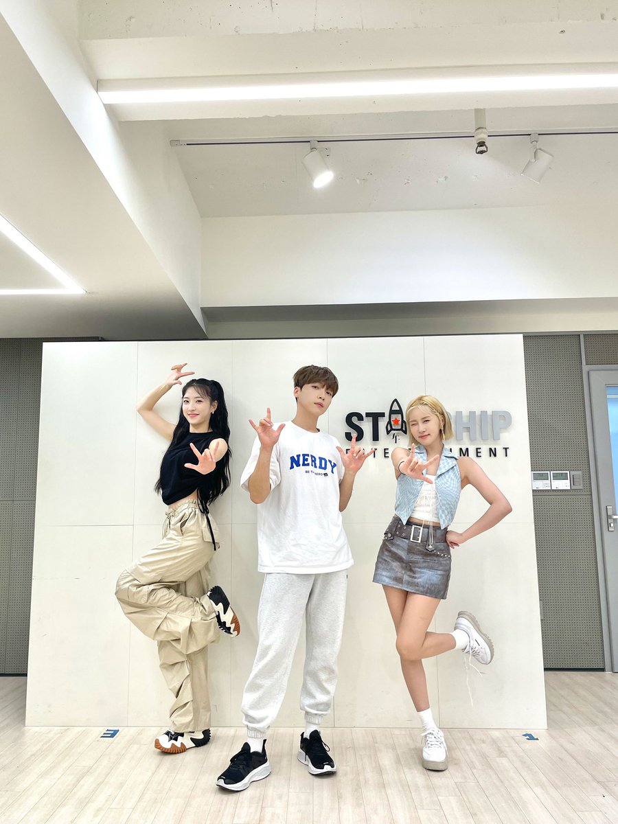 jeongsewoon_twt's tweet photo. [#정세운]
타고난 큐트섹시가 공존하는 세운이에게 한 수 가르쳐주셔서 감사합니다💜
세운이 MBTI IDOL 이거 맞다💓
정세운 커버극장 감독판 OPEN👇
https://t.co/I9Kr6fo9OS

#JEONGSEWOON #OURGARDEN
#몬스타엑스 #우주소녀 #CRAVITY #IVE
#JEONGSEWOON_5th_Anniversary
#행운이_피어난_세운이의정원 https://t.co/Ww5MiRWbxs
