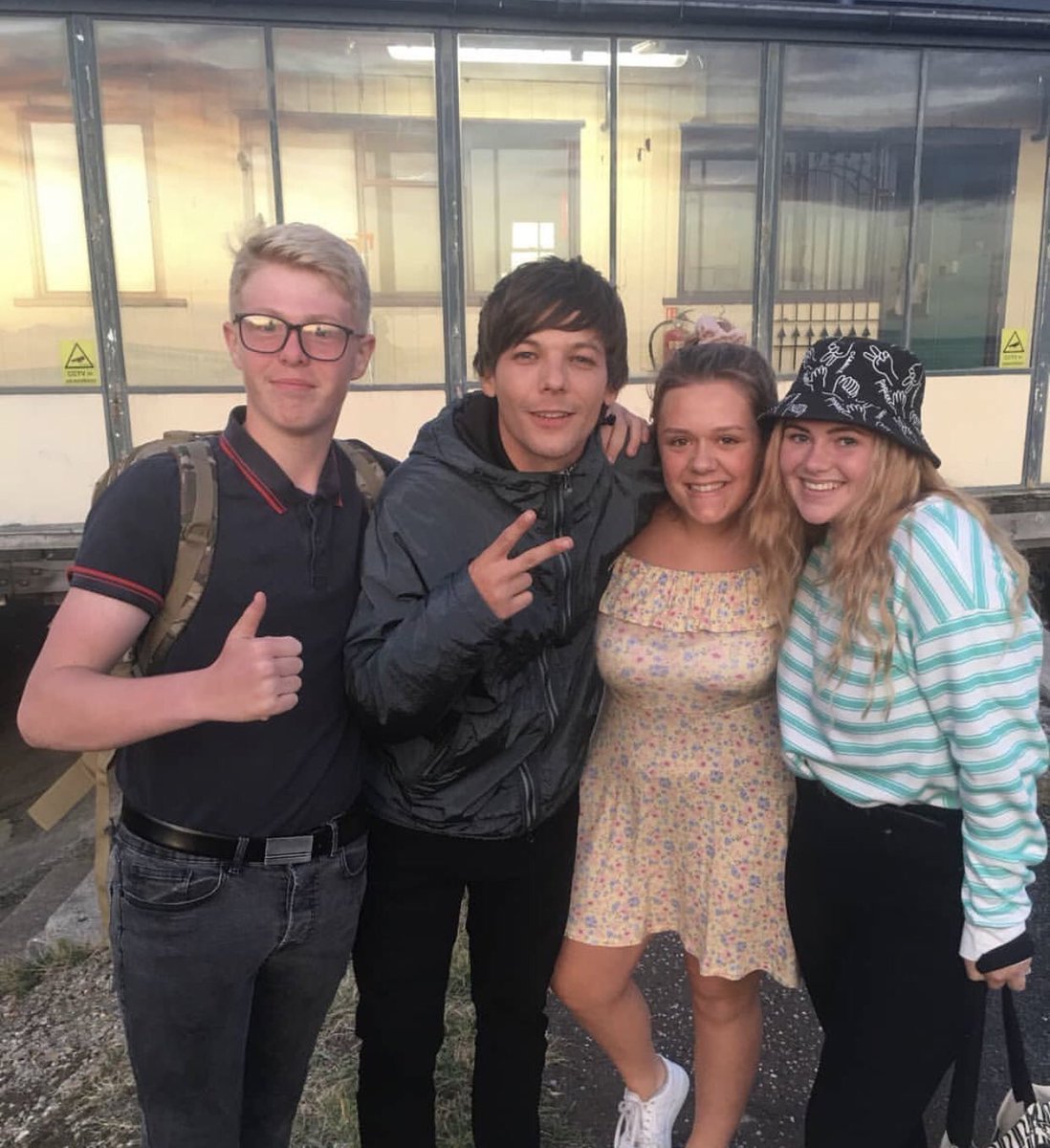 ltthrowbacks's tweet photo. 3 years ago (August 31, 2019) - Louis with fans https://t.co/Ctx6M9gVcH